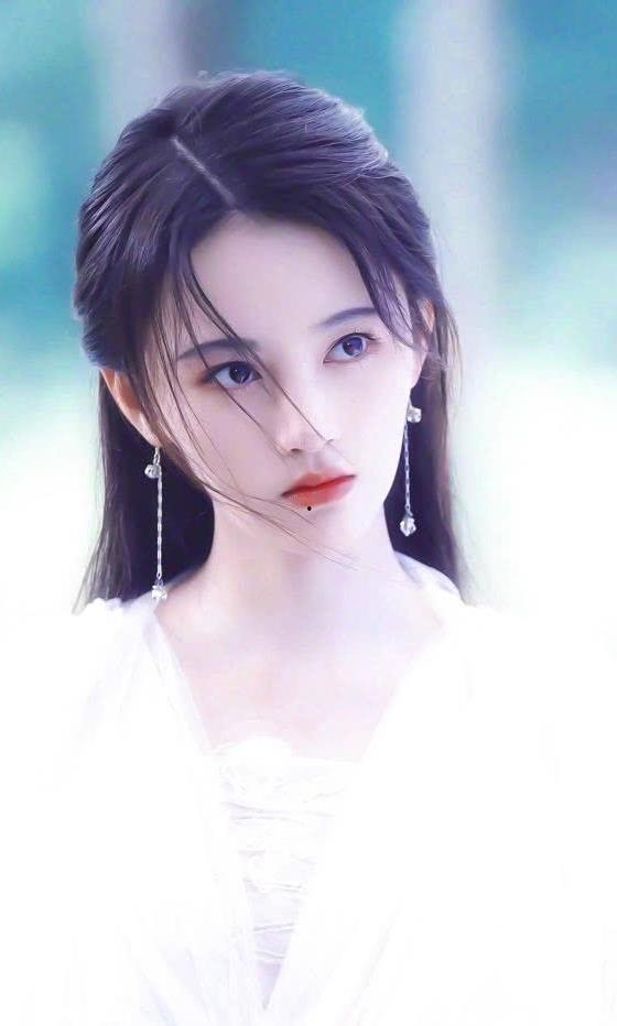 鞠婧祎黑色裙子爆料视频,爆料视频引发网友热议！”