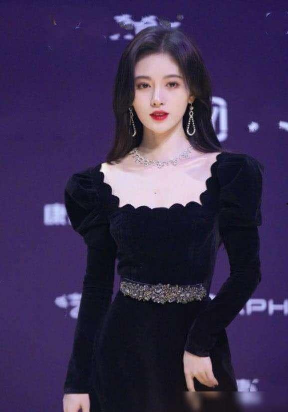 鞠婧祎黑色裙子爆料视频,爆料视频引发网友热议！”